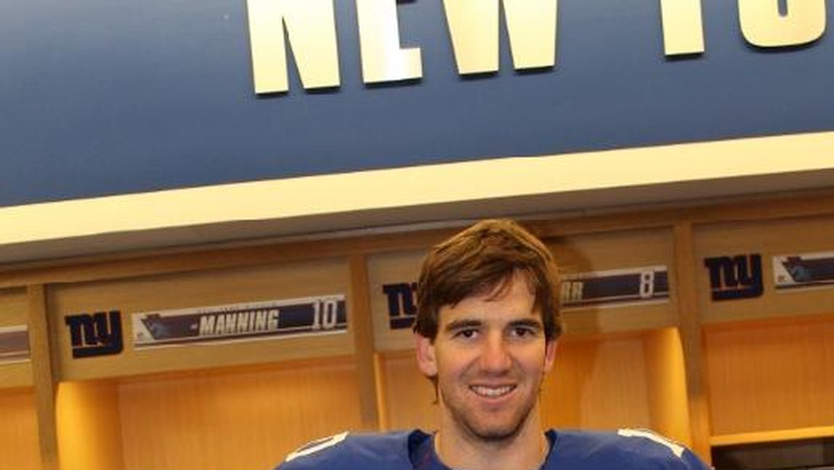Här poserar Josh med sin idol, New York Giants quarterback Eli Manning.
